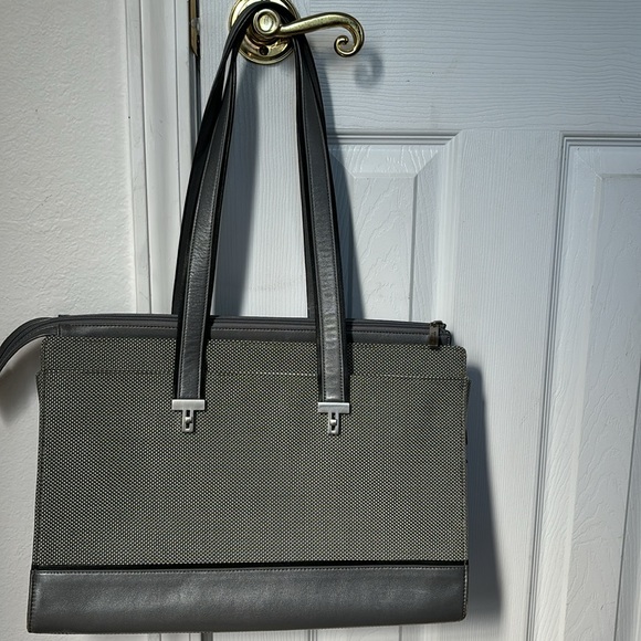 🎀Tumi Voyager Business Tote - Picture 7 of 16
